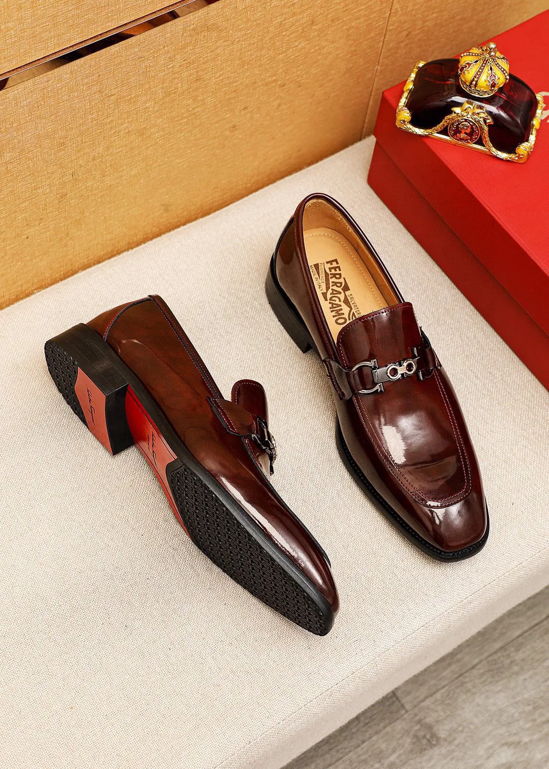 Men's shoes 💰460 💐 Product trademark: Ferragamo "Ferragamo" casual leather shoes Regular size: 38-44 (45🉑️customized) Product materials: Selected imported first-layer open-edge beaded calfskin upper + luxury hardware buckle, imported water-dyed cowhide leather lining. Strong three-dimensional visual effect, original combination outsole Color: 2⃣️colors available